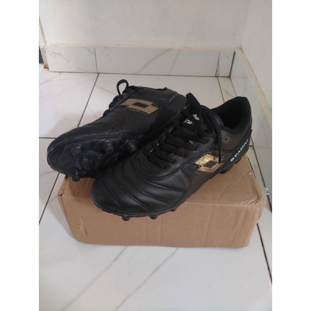 Sepatu bola lotto stadio bahan kulit sol sudah dijahit kondisi baru realpict ukuran 41 lokasi banjar