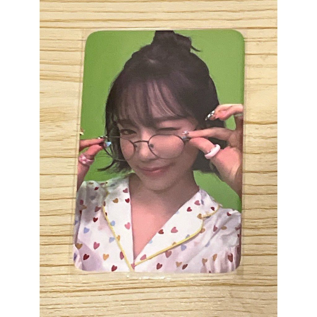 PHOTOCARD OFFICIAL JO YURI GLASSY