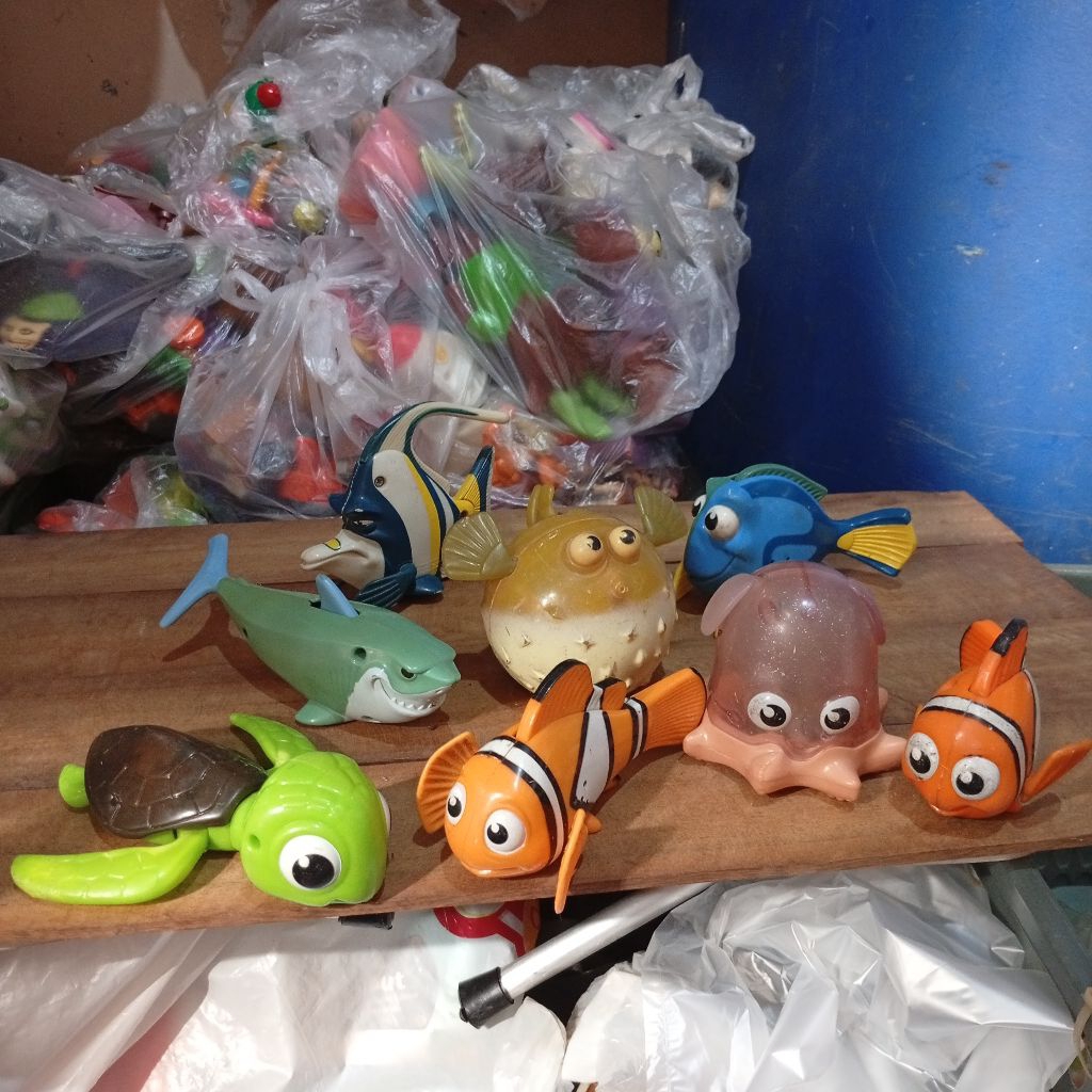happy meal toys finding Nemo full set