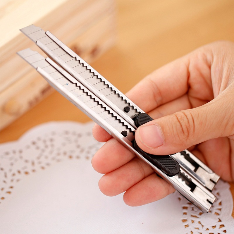 

Cutter Besi Mini 12.5 cm Stainless / Pisau Cutter tajam mini, PISAU CUTTER SILVER STAINLESS MINI KECIL PANJANG