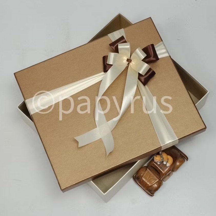 

PAPYRUS Kombinasi 30x35 Tinggi 5cm Kotak Kado Gift Box V1