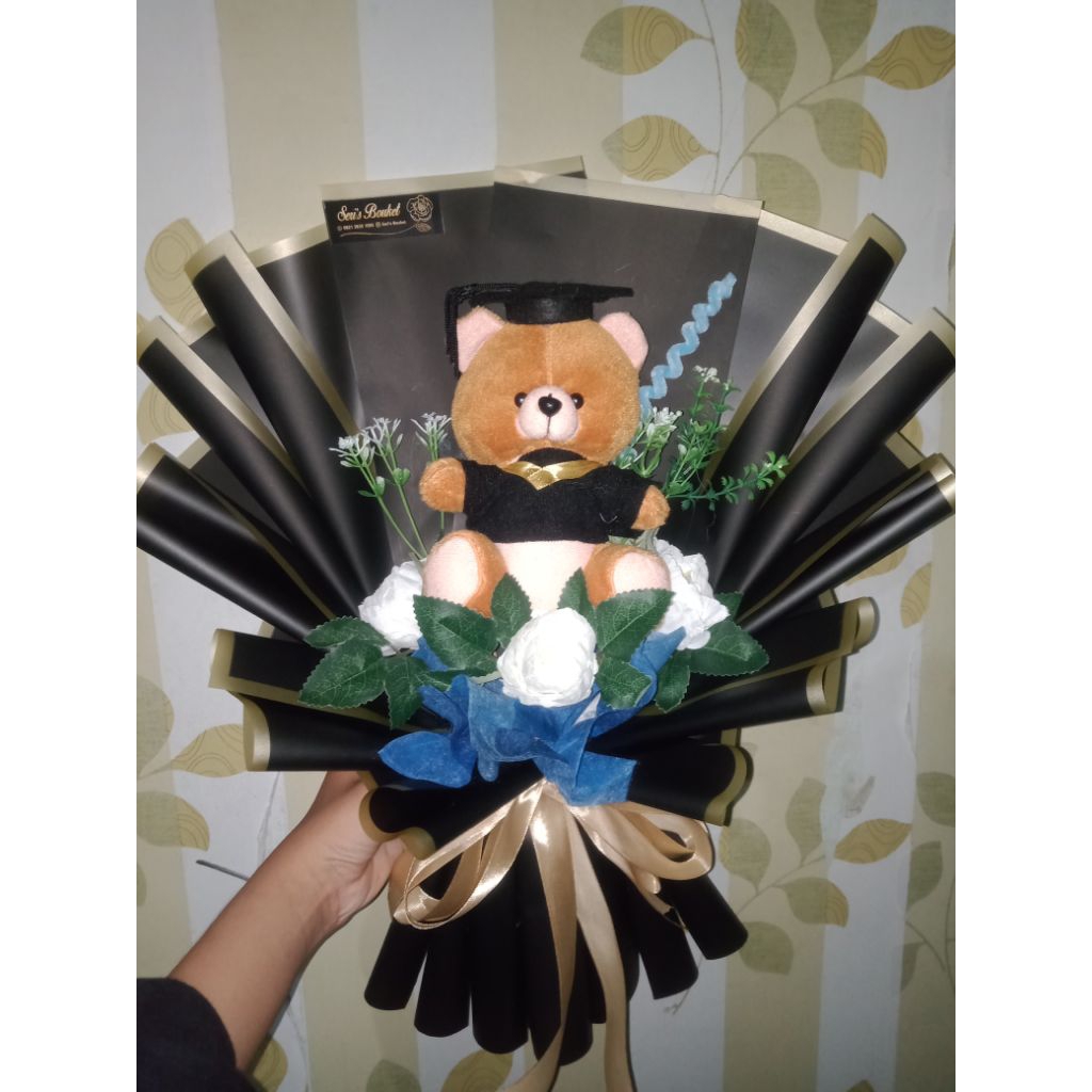 Buket Bucket Bunga Boneka Wisuda dan Pita satin