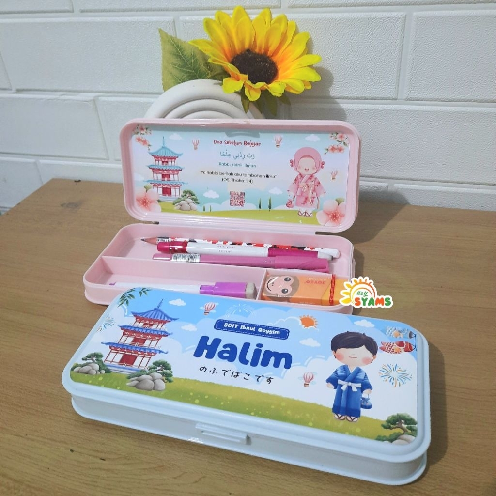 

Kotak Pensil Custom Nama Dengan QR Code Video Animasi