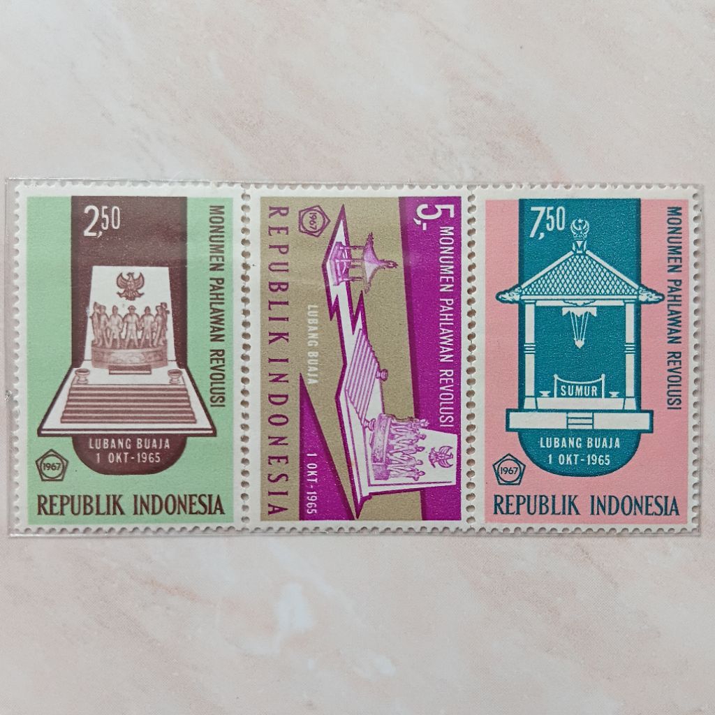 

Perangko Prangko Kuno Seri Monumen Pahlawan Revolusi 1967 Mint - YN2568