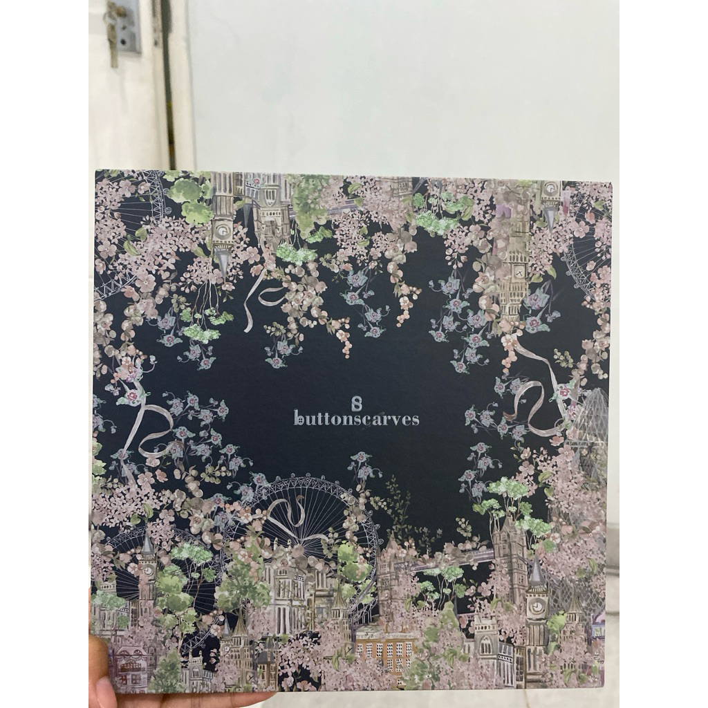 PL Buttonscarves - Preloved with Box