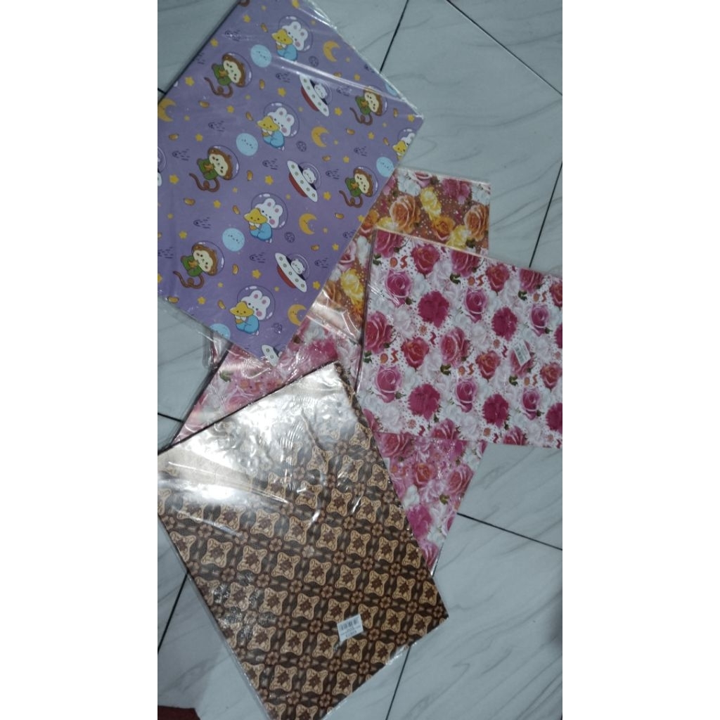 

Kertas kado kiki motif isi 20 & 50 lembar