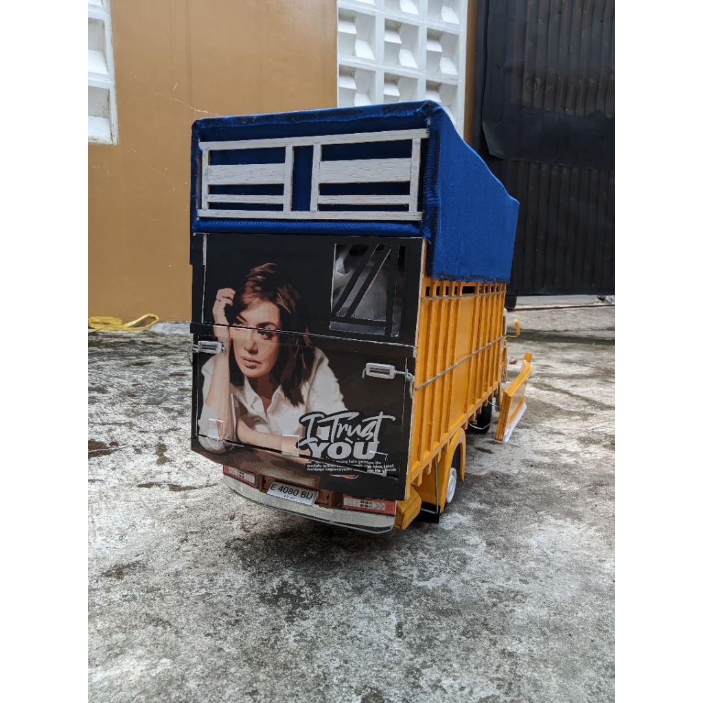 Miniatur truck canter HDL