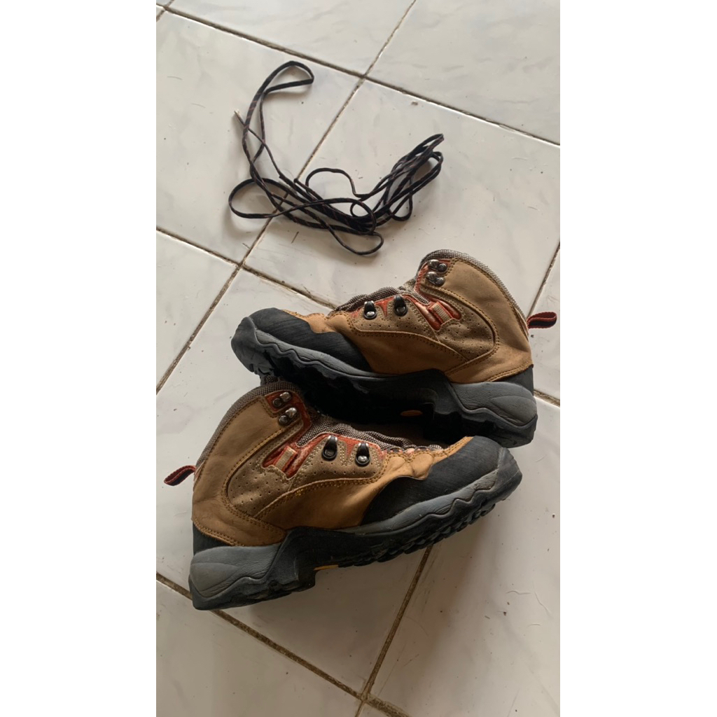 sepatu hiking tnf