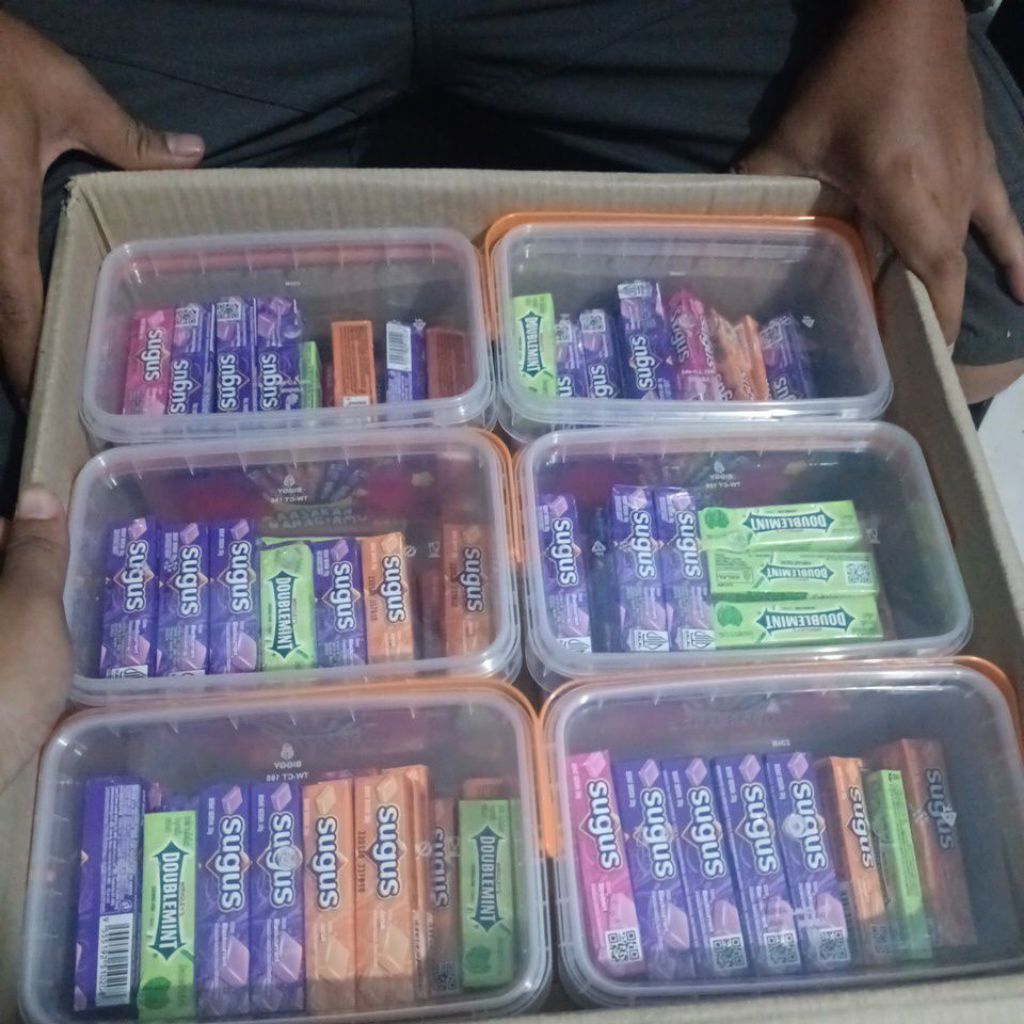 

sugus 1 karton isi 12 box+ free snickers