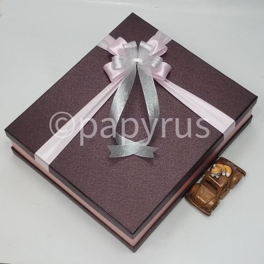 

PAPYRUS Sandwich 35x40 Tinggi 10cm Kotak Kado Gift Box Hardbox Hampers V2