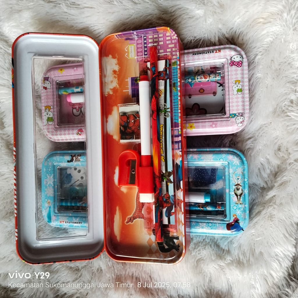 

KOTAK PENSIL KALENG 2SUSUN ISI PENSIL PENGHAPUS PENGGERIP PENGGARIS PENGHAPUS KARAKTER