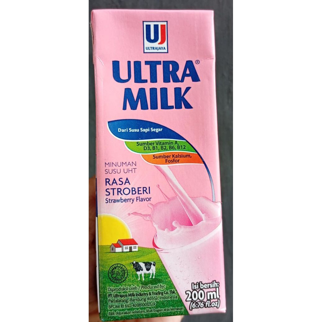 

Ultra Milk Susu UHT Steril Slim Kotak Stroberi Strawberry 200 ml