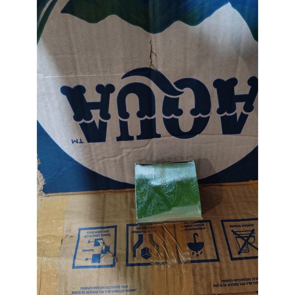 

kardus aqua depannya hijau