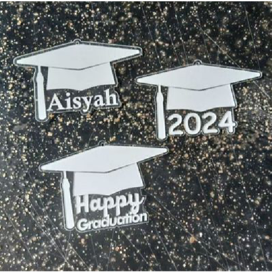 akrilik gantungan bunga topi wisuda