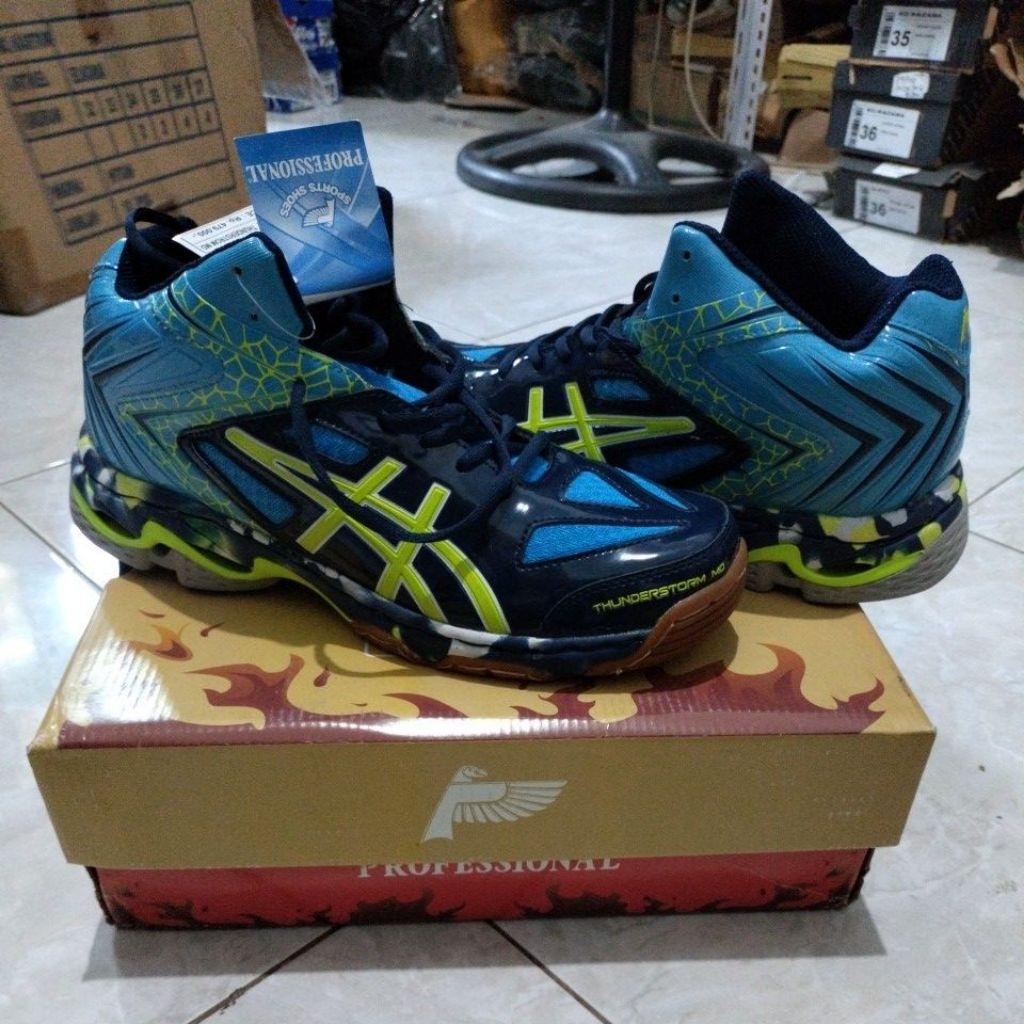 sepatu badminton/bulutangkis/volly frofesional sudah jaitan .size 44 saja