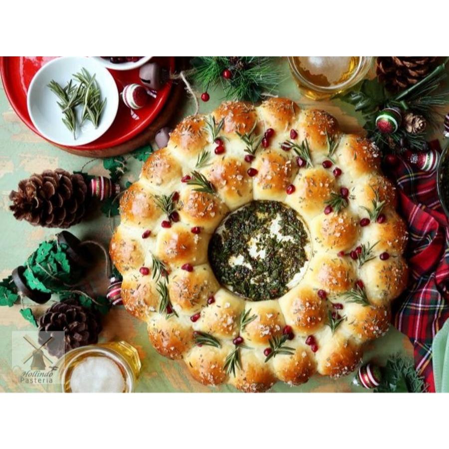 

Show-stopping Baked Brie and Cranberry Bread Wreath