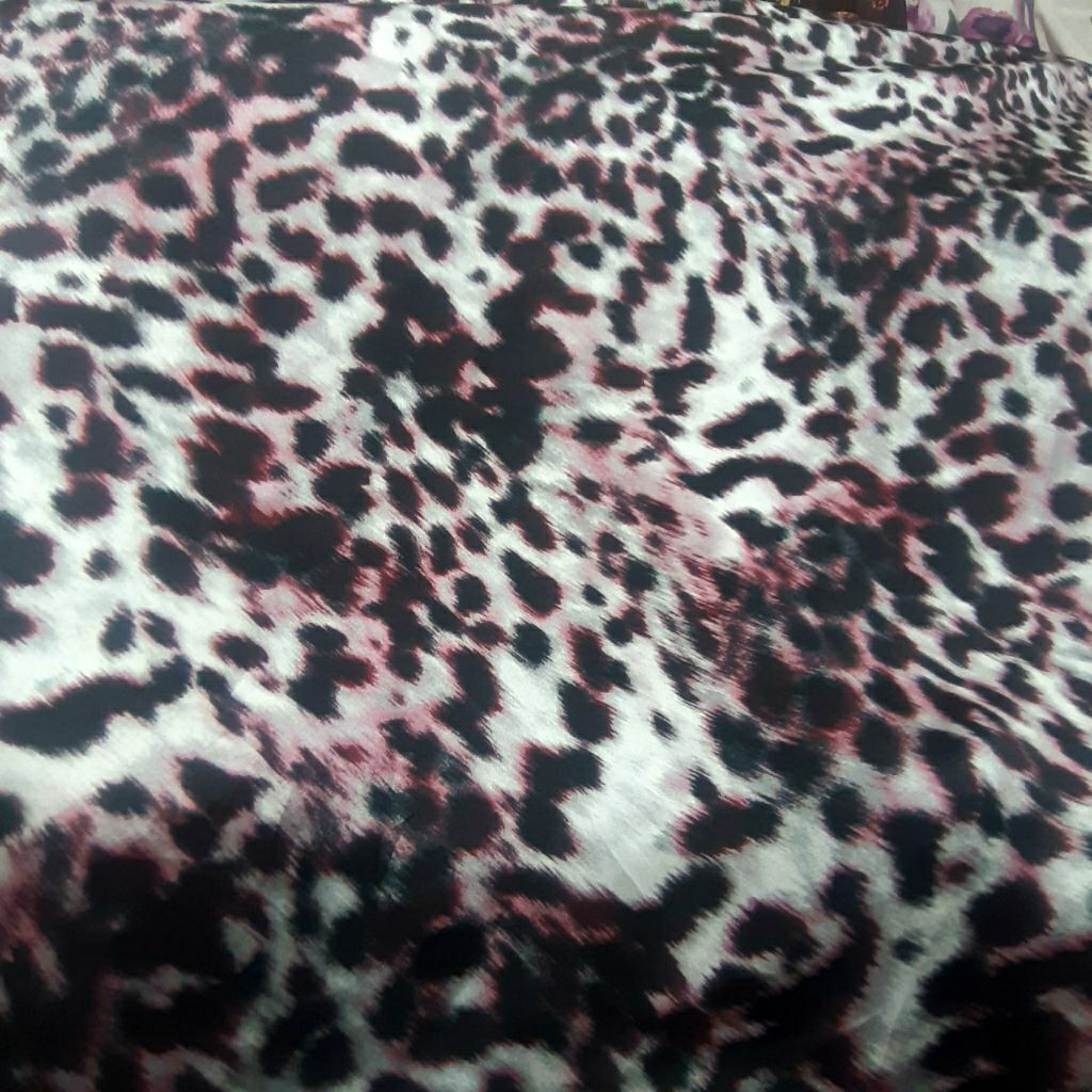 KAIN SATIN SILK PREMIUM MOTIF MACAM - KAIN SATEN MOTIF MACAN - KAIN MOTIF MACAN HARGA/0,5M