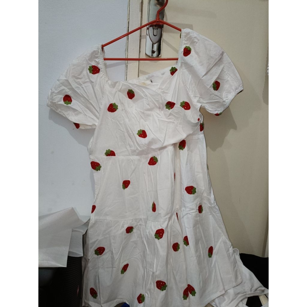 preloved dress strawberry