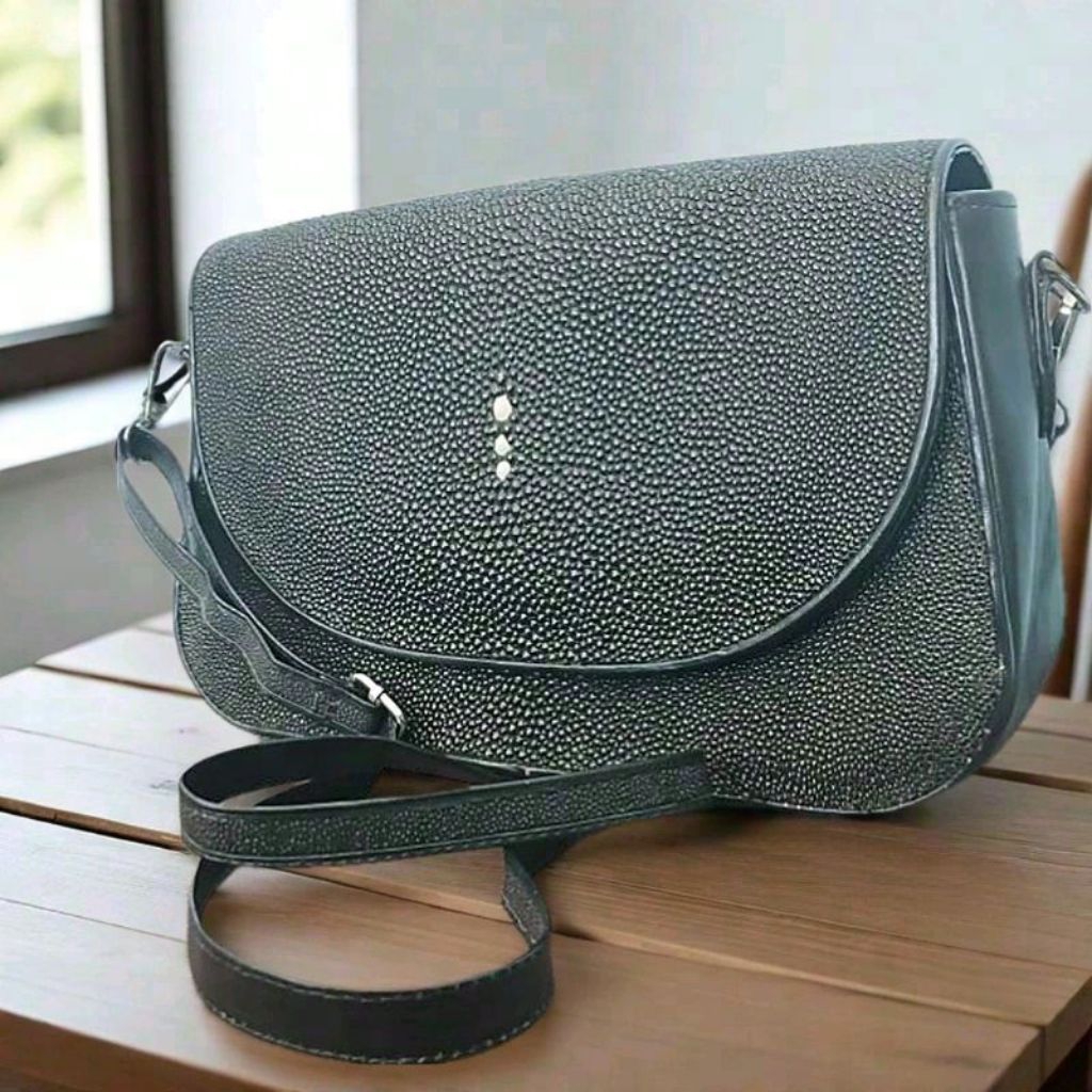 Tas wanita selempang kulit ikan pari asli warna hitam