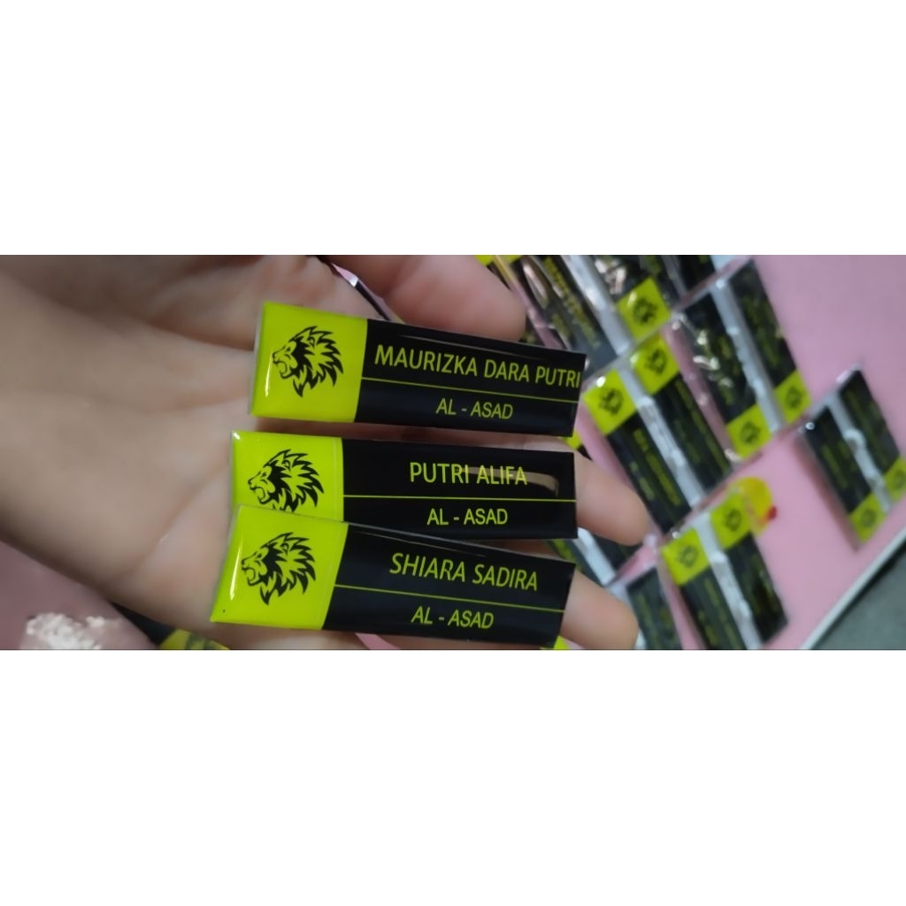 

NAME TAG AKRILIK | PIN NAMA | NAMA DADA DESAIN LENGKAP DILAPIS RESIN MEWAH