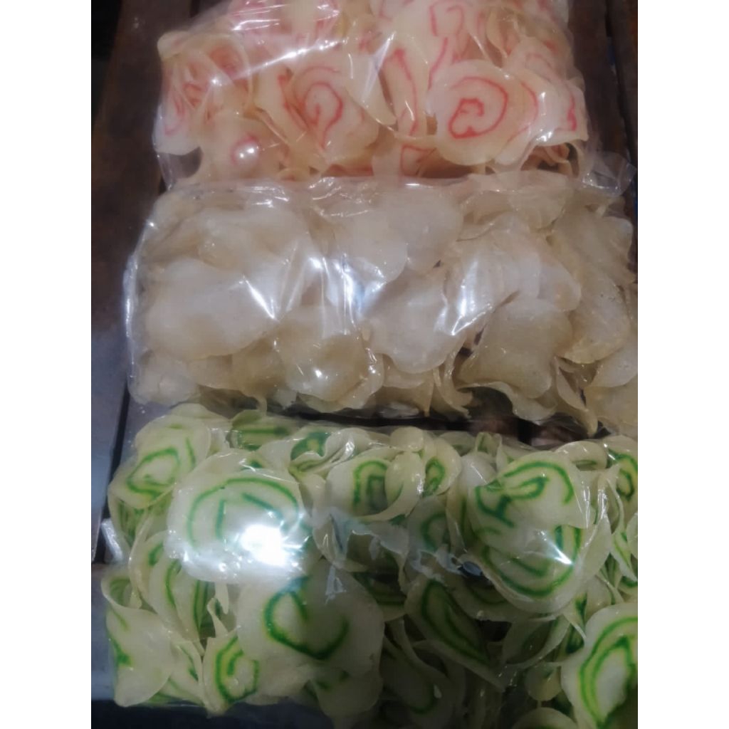

kerupuk/krupuk singkong mentah bikinan sendiri dijamin mantul enak gurih renyah
