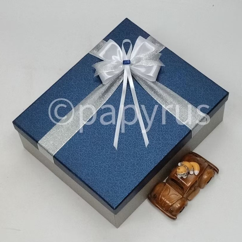 

PAPYRUS Kombinasi 25x30 Tinggi 10cm Kotak Kado Gift Box Hadiah V1