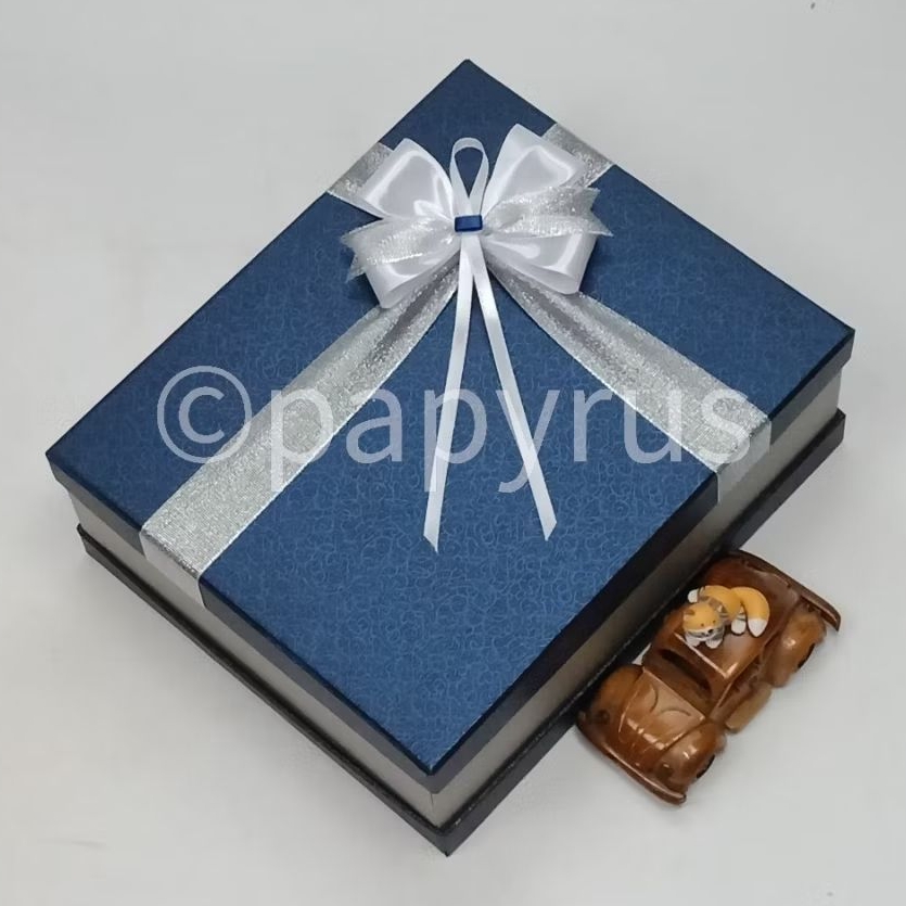 

PAPYRUS Sandwich 25x30 Tinggi 10cm Kotak Kado Gift Box Hadiah V1