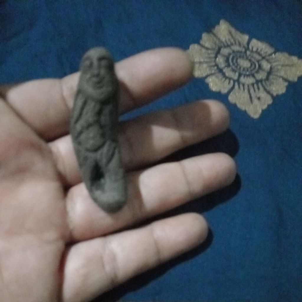 putri duyung batu ukir