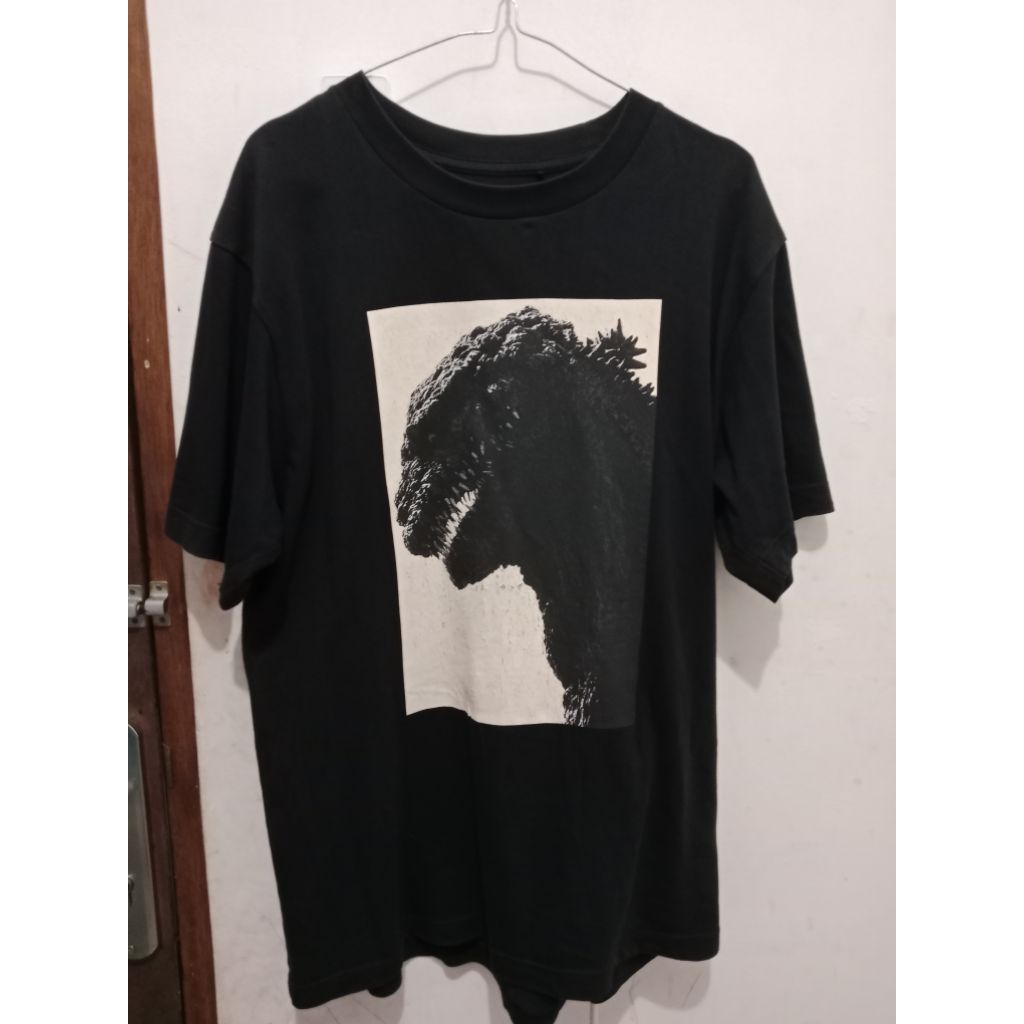 fortified kaos uniqlo godzila original hitam bekas pakai pria wanita