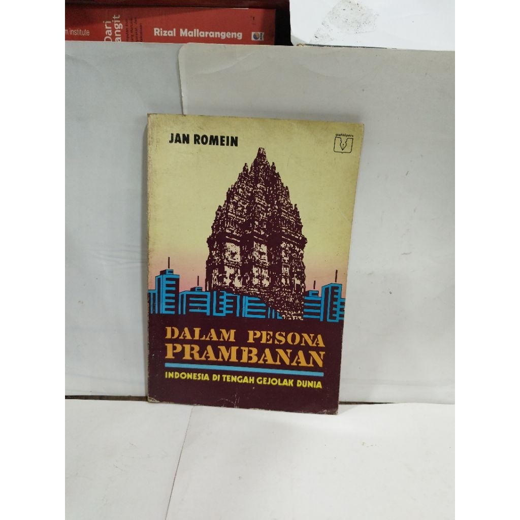 Dalam Pesona Prambanan : Indonesia Di Tengah Gejolak Dunia - Jan Romein