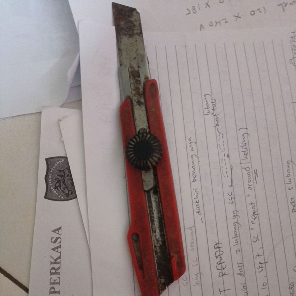 

Cutter merah bekas