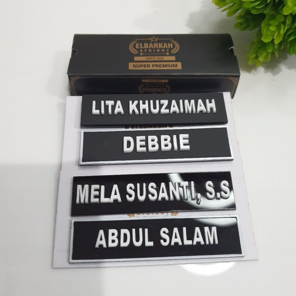 

PAPAN NAMA DADA / NAME TAG AKRILIK FULL HITAM / LIS PUTIH PAKU MAGNET DAN PENITI SEHARI JADI SUPER PREMIUM HUGH QUALITY