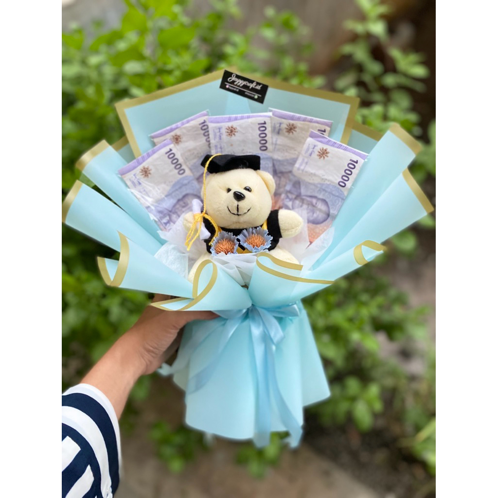 

JoyfulGift Buketwisuda BuketUang HadiahWisuda BuketMurah Gift Boneka Kertas Pita Uang Kosongan 5 Lembar Boneka Beruang Lucu Pakaian Wisuda Dibungkus Rapi Wrapping Kertas Dilengkapi Pita Satin Cantik Untuk Kesan Elegan Ukuran 35x30