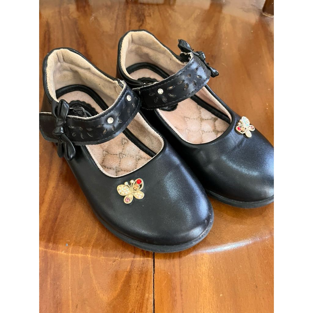 Dans preloved sepatu sekolah anak