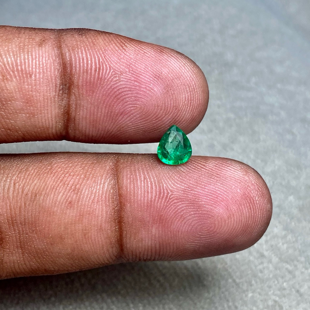 Natural Zambian Emerald Jamrud Batu Zamrud Colombia Pear shape Ukuran Kecil CT 0.60 Dim 6.5x6x3