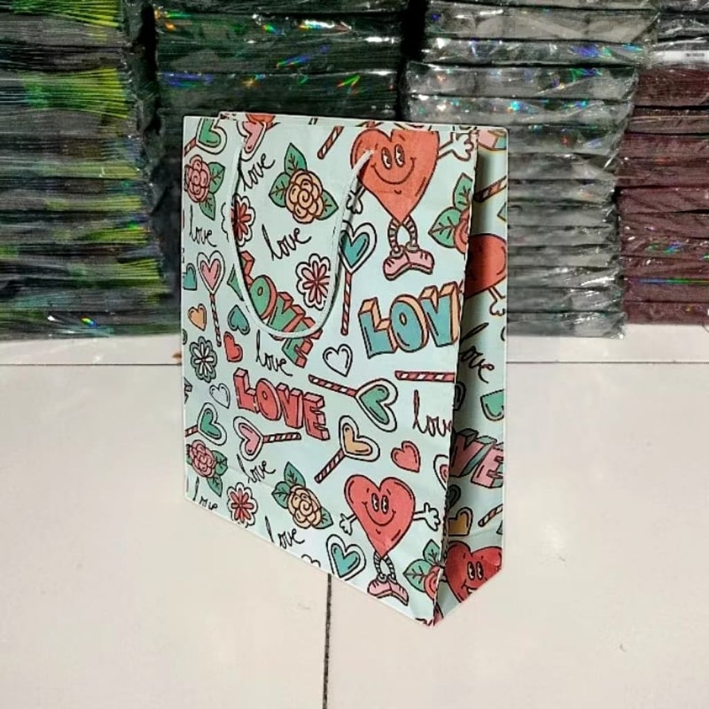 

PAPER BAG KADO ULANG TAHUN HADIAH VALENTINE BINGKISAN TEMAN SOUVENIR POLOS DAN MOTIF