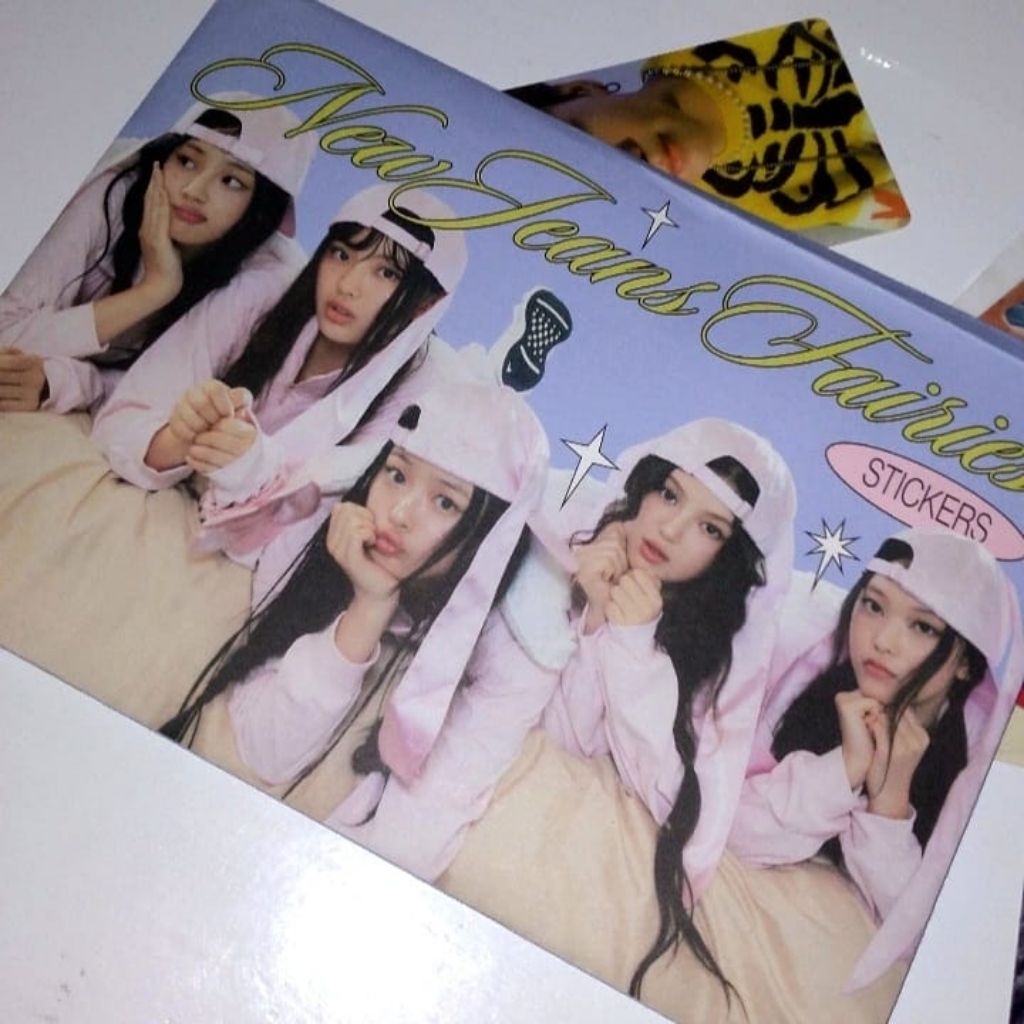 

NEW JEANS OFFICIA |envelope sticker sharing season greeting