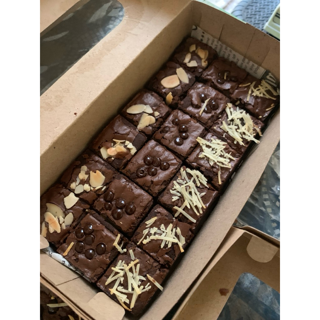 

Brownies Lembut & Lumer – Aruma Cookies | Fudgy Brownies Topping Kekinian | Homemade 100%