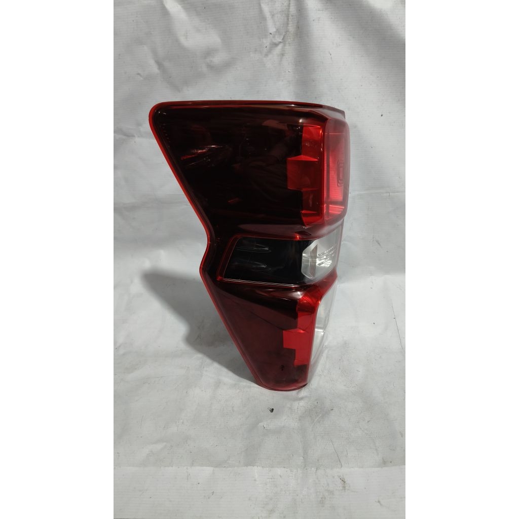 Lampu belakang stoplamp Isuzu D-max 2021-2025