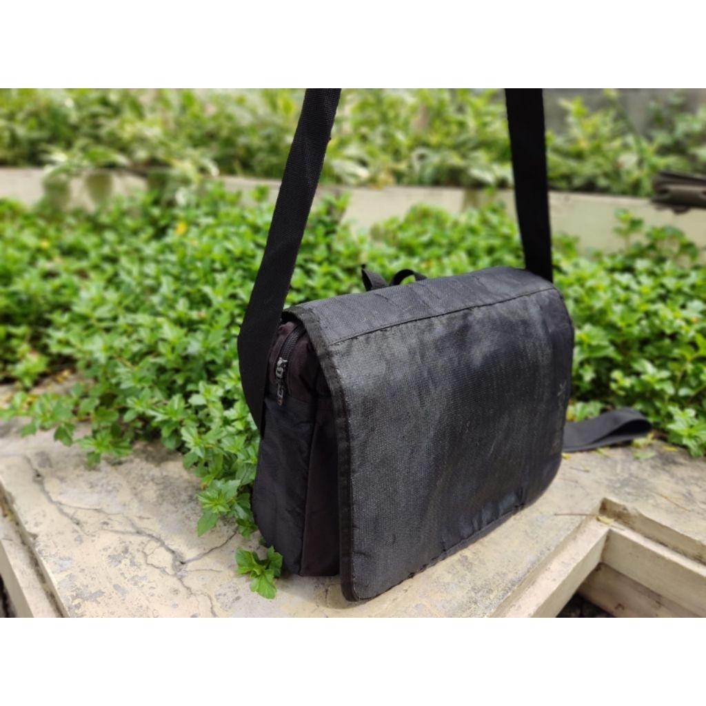 TAS SELEMPANG SEKOLAH/JALAN REBOOK ORIGINAL KONDISI BEKAS