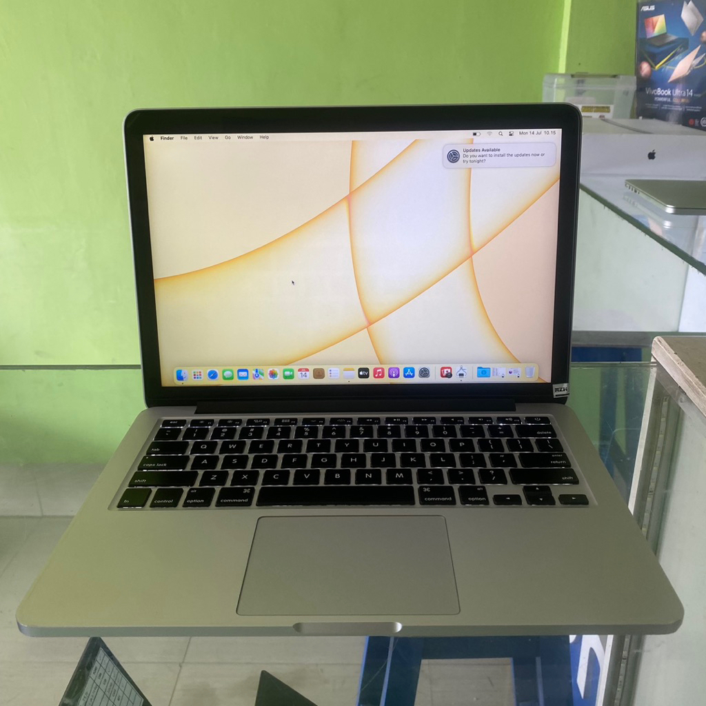 Laptop Macbook Pro Retina 2015 A1502 Core i5 Ram 8GB SSD 256GB Minus dent sudut