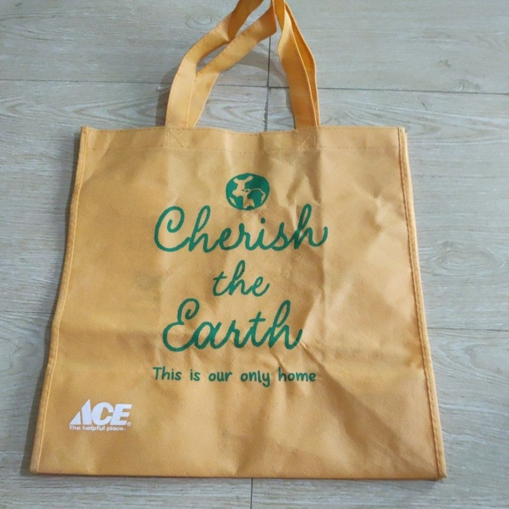 Tas belanja reusable dari Ace Hardware. Kualitas cukup baik ukuran besar ( 20x36x38 cm)