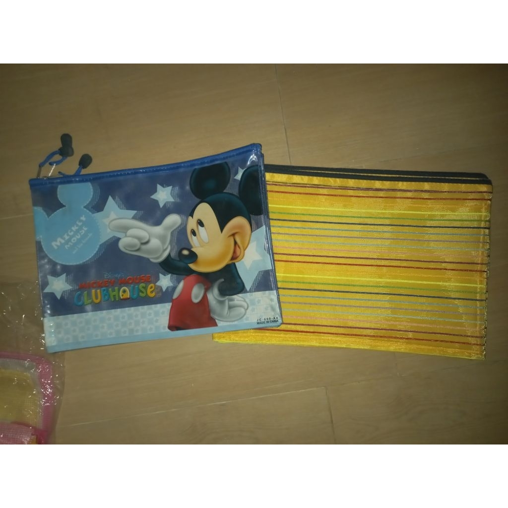 

Map A4 Motif Karakter Warna Warni Folder Map Buku / Map Dokumen / Map Zipper / Zipper Bag / Travel Pouch