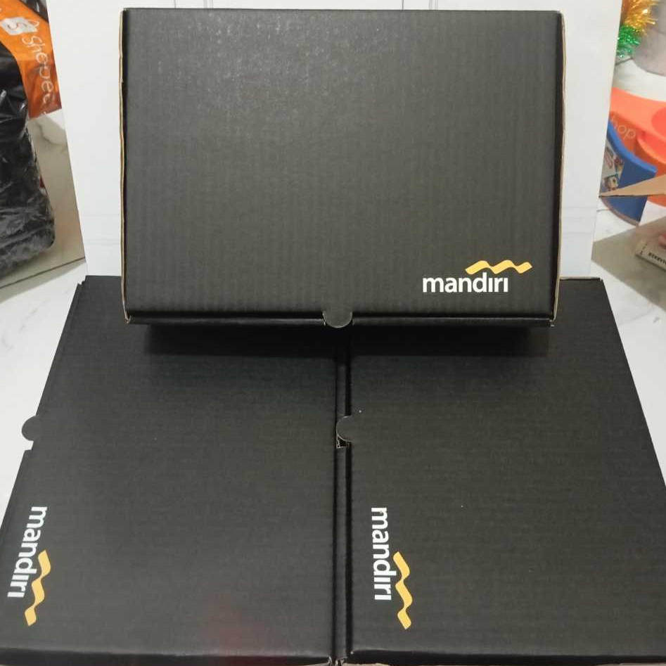 

Tambahan BOX Handbag NAVI Warna Hitam | Box Handbag Murah | Box Handbag Bagus | Box Handbag Elegan | Box Kado Keren | Box Kado Murah Surabaya