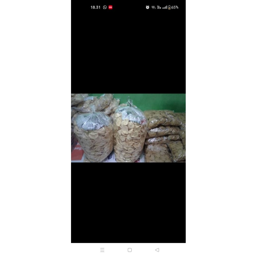 

Kerupuk gendar terbuat dari adonan nasi yang di bumbui lalu di keringkan