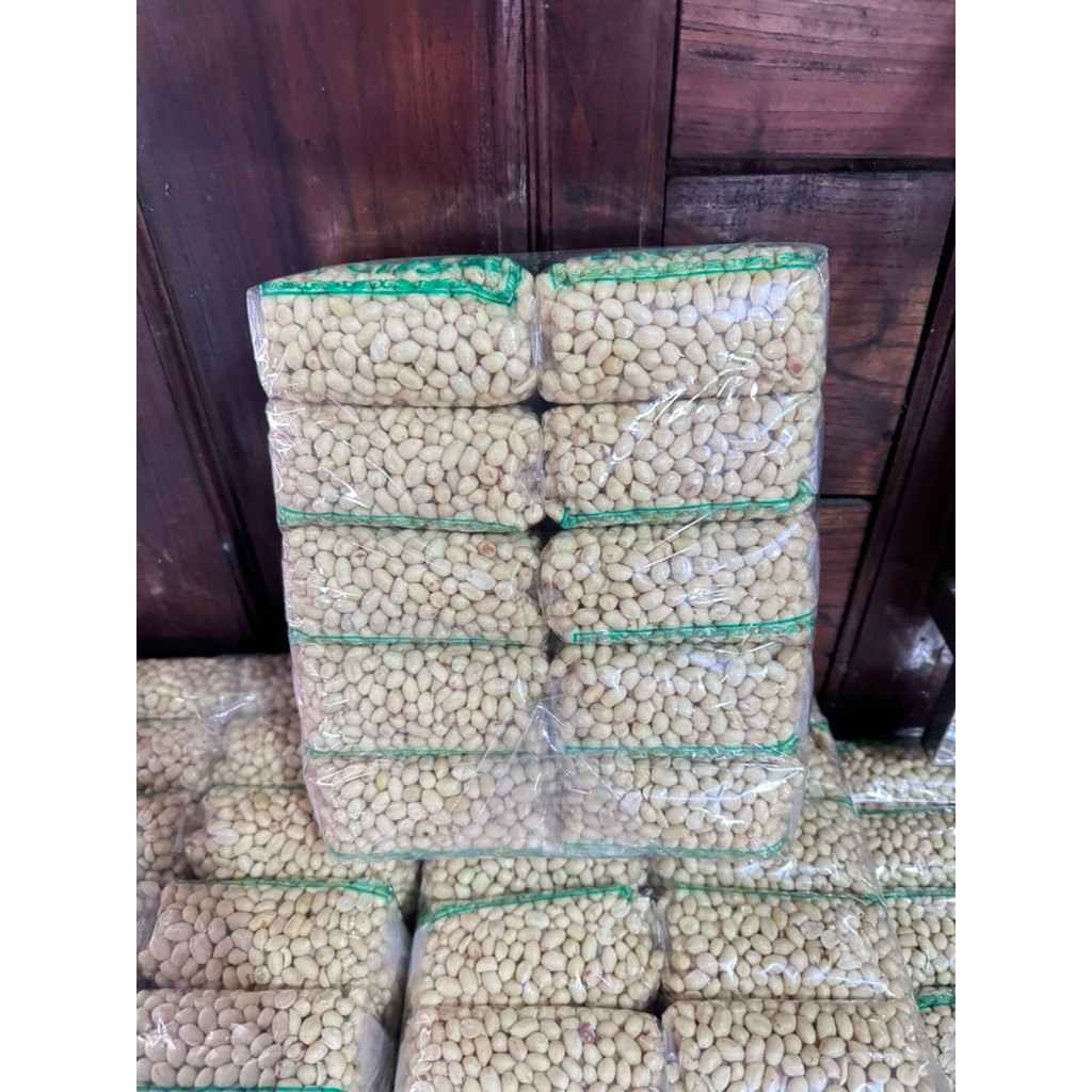 

10 bungkus kacang kupas asli tuban kemasan 250 gram x 250 gram=2,5 kg