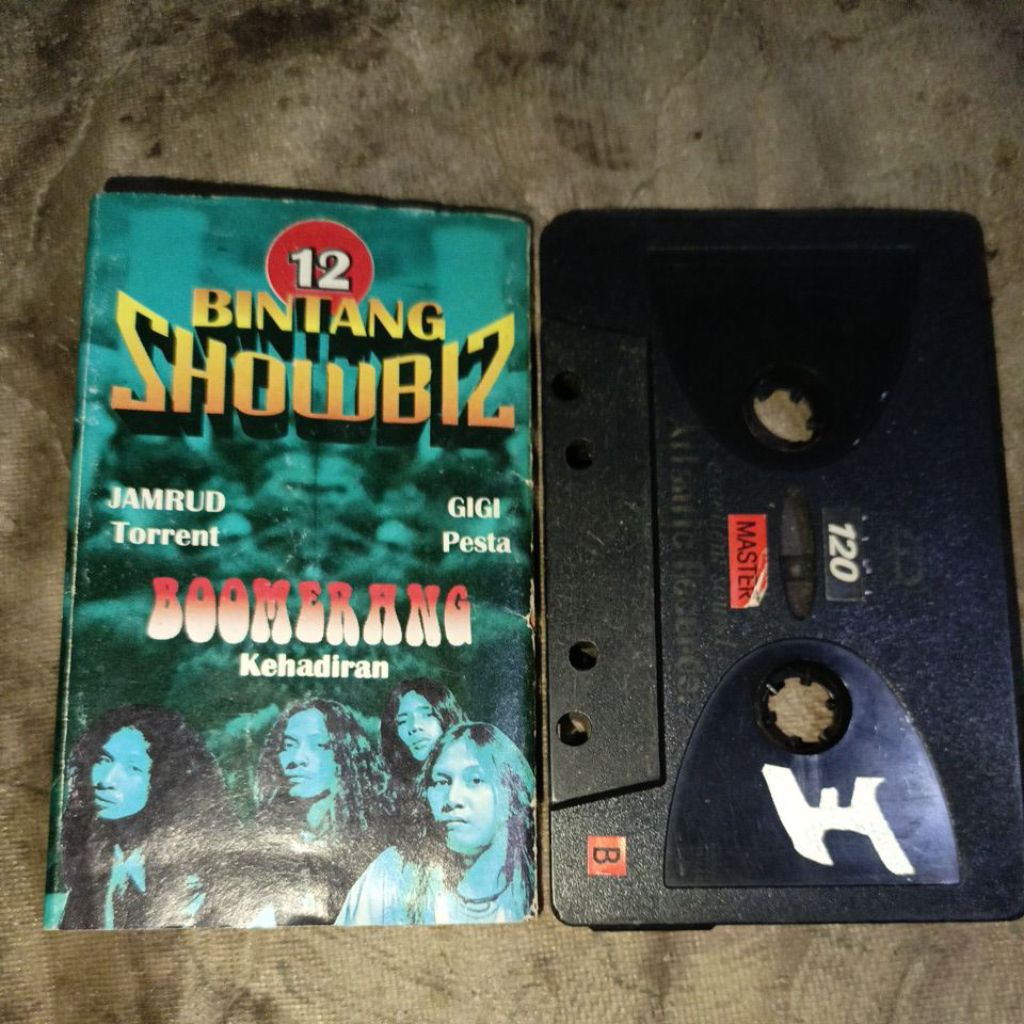 Kaset Pita 12 Bintang Showbiz
