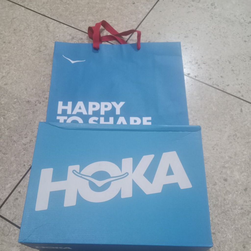 

BOX DAN GOODIEBAG HOKA SEPATU
