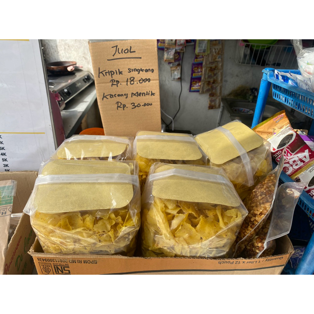 

KERIPIK // Keripik singkong pedas // keripik USUS CRISPY ENAK 1pack 12s // KERUPUK KULIT BABI 1pack 12pcs