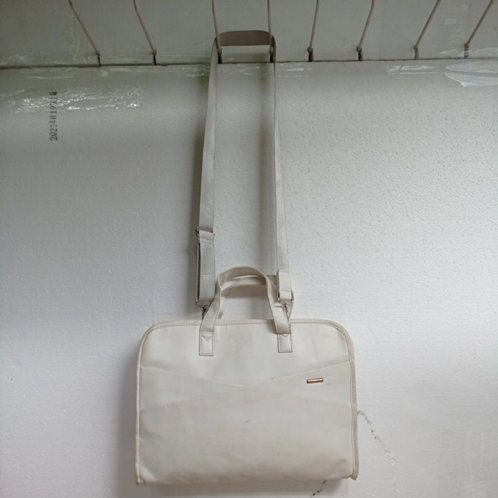 

white synthetic leather bag-alas-37,5x5,5cm-tinggi-30cm-preloved